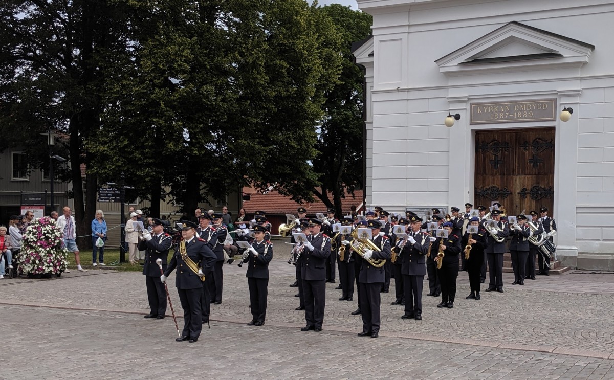 Every Saturday the marching band plays in front of the church and while marching through the town.